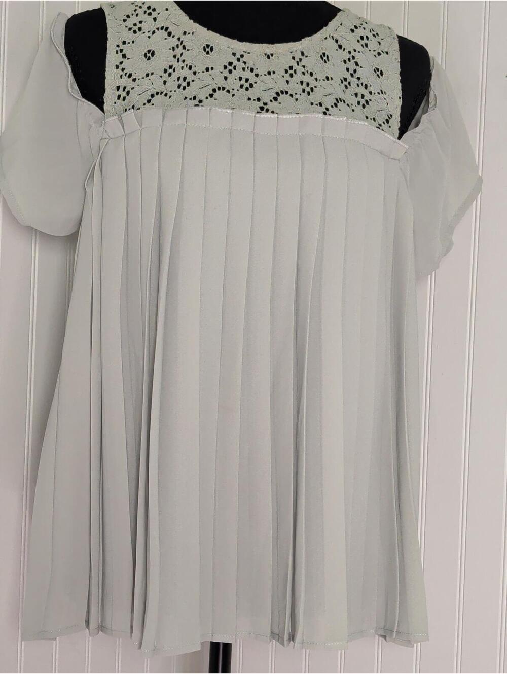 Eyeshadow Sage Gray Lace Yoke Pleated Short Sleeve Blouse Size M